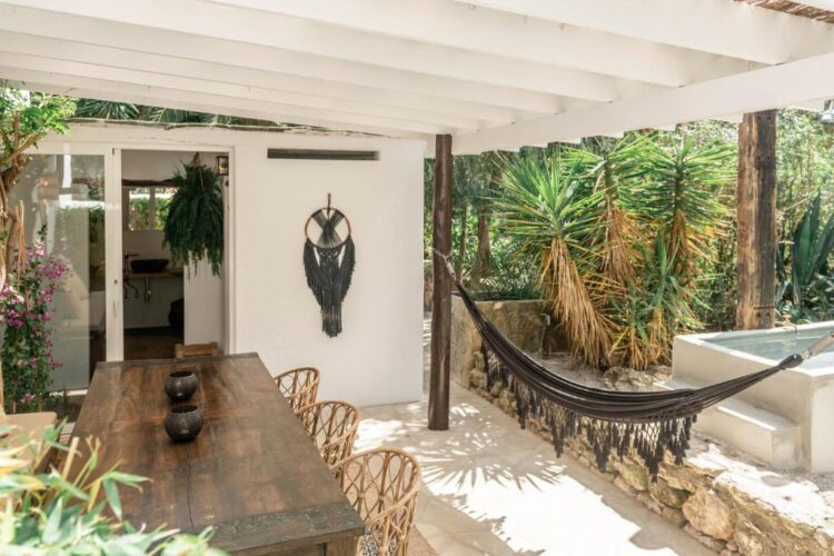 terrasse d'une suite avec une douche et baignoire extérieure