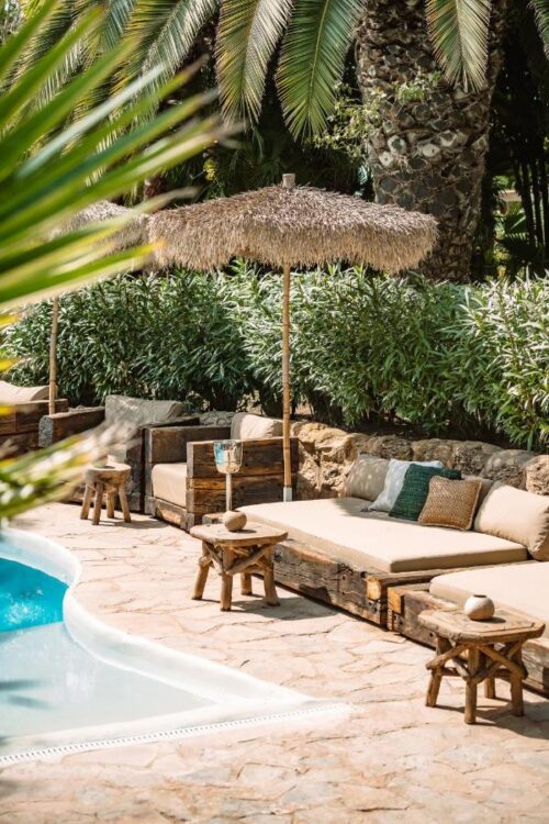 zone détente et repos au bord de la piscine de l'agriturismo Can Sastre à Ibiza