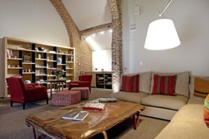 salon détente et lecture pour les clients de l'hôtel Naxhelet
