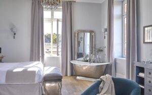 chambre de l'hôtel Château Capitoul avec baignoire ilot dans la chambre