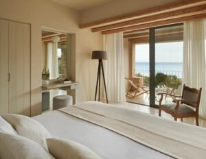 chambre de luxe avec terrasse et vue panoramique sur la mer ionienne