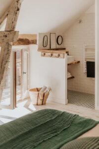 coin lavabo ouvert sur la chambre