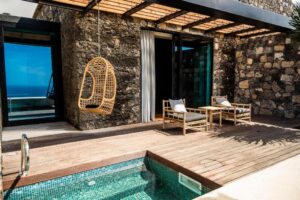terrasse de la chambre double deluxe avec une mini piscine privée et un fauteuil balançoire suspendu