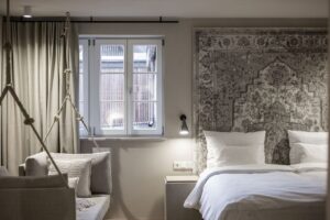 zoom sur le lit et le canapé suspendu dans une suite de l'hôtel