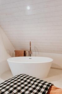 baignoire dans la chambre d'une maison en location pour les vacances en Dordogne