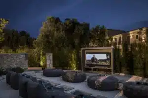 cinéma en plein air dans un hôtel en Grèce