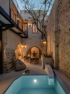 patio intérieur avec sa piscine dans un manoir rénové de la vielle ville de Réthymnon
