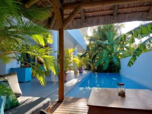terrasse avec piscine extérieure