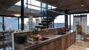cuisine ouverte sur le séjour dans une villa moderne en location vacances au portugal