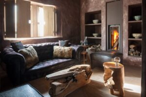 salon de la suite duplex Madeleine cosy et chaleureux avec sa cheminée