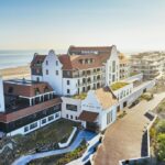 vue aérienne de l'Hotel de Blanke Top situé sur la plage en Zélande