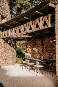 terrasse couverte dans une ancienne ferme rénovée en chambres d'hôtes