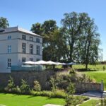 Façade de l'hôtel Naxhelet au milieu de la campagne et des champs Wallonnie