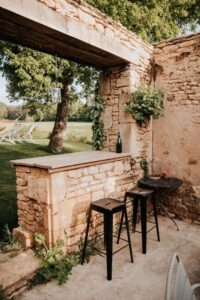 table haute style bar aménagée dans le jardin
