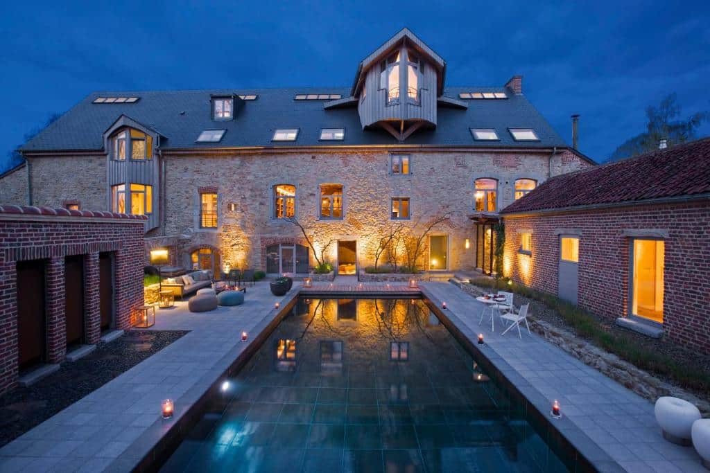 belle piscine extérieure