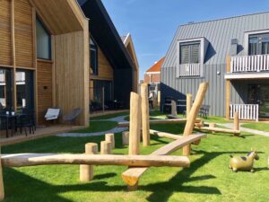 module de jeux extérieurs pour les enfants en face des locations vacances