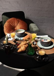 petit déjeuner avec des produits frais et locaux