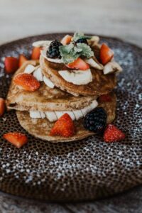 pancakes accompagnées de fruits au petit déjeuner à la carte