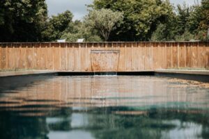 piscine extérieure chauffée de la chambre d'hôtes de charme Bel Estiu en Dordogne