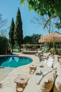 piscine extérieure avec transats et fauteuils
