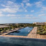 piscine à débordement avec vue sur le maquis et sur la Citadelle de Bonifacio