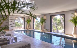piscine intérieure du spa Cinq Monde au Château Capitol en Languedoc-Roussillon