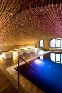 piscine intérieure dans une grange en pierre aménagée