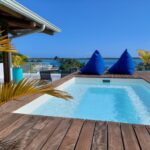 jacuzzi avec vue mer sur la terrasse d'une chambre d'hôtes à Maurice