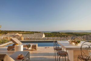 terrasse avec coin repas et coin détente surplombant les vignes du Languedoc Roussillon