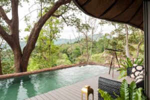 piscine privée avec vue sur la végétation luxuriante de Phuket