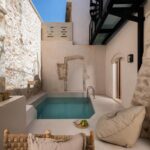 patio intérieur avec piscine pour se rafraîchir à l'hôtel Sutor Chic Manor Hotel, ma pépite où dormir à Réthymnon