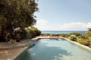 magnifique piscine avec vue sur la mer ionienne