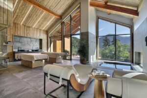 Spa panoramique sur les montagnes avec jacuzzi intérieur et jacuzzi extérieur