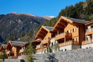 façade du chalet avec des matériaux de construction en bois et en pierre pour l'hôtel Pure Montagne Resort et Spa
