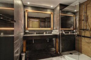 salle de douche en pierre dans une résidence hôtelière en montagne dans les Alpes-Maritimes