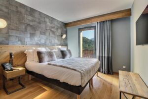 chambre double d'une suite dans l'hôtel Pure Montagne Resort and Spa