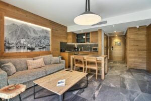 séjour avec salon et kitchenette dans la résidence hôtelière Pure Montagne Resort and Spa