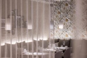 salle de restaurant cosy et chaleureuse sur la route romantique à l'hôtel Goldene Rose en Bavière, Allemagne