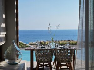 terrasse avec vue piscine et mer dans une villa pour dîner avec une vue magnifique