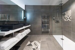 salle de bain d'une chambre chambre de l'hôtel Version Maquis Citadelle à Bonifacio