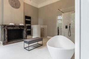 salle de bain ave douche et baignoire ilot
