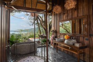 salle de bain avec vue panoramique sur la nature