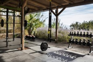 salle de sport en plein air sur une terrasse couverte et face à la mer