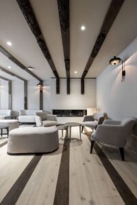 salon avec grande cheminée dans le bar de l'hôtel