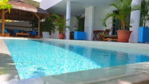 piscine extérieure devant les chambres d'hôtes