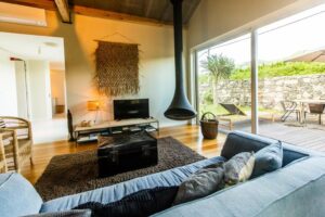 salon privé avec cheminée dans une villa en location vacances dans un hôtel
