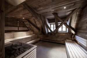grand sauna avec poutres apparentes en Bavière