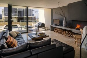 salon avec baie vitrée sur la terrasse et la piscine privée dans une villa en location vacances