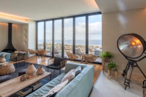 lounge avec cheminée et vue sur la mer