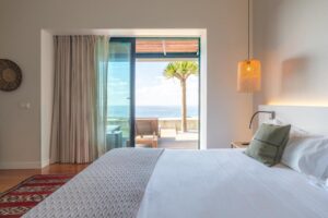 chambre cosy avec terrasse et vue mer à l'hôtel Sensi Azores Nature et Spa